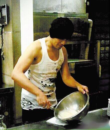 唱歌 做饭 明星有谁,从舞台到厨房，歌声与美食的完美融合