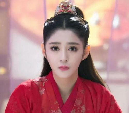 明星李心艾,璀璨星途，青春绽放