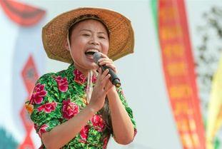 草根明星葵花姐,从田间地头到舞台闪耀的逆袭之路